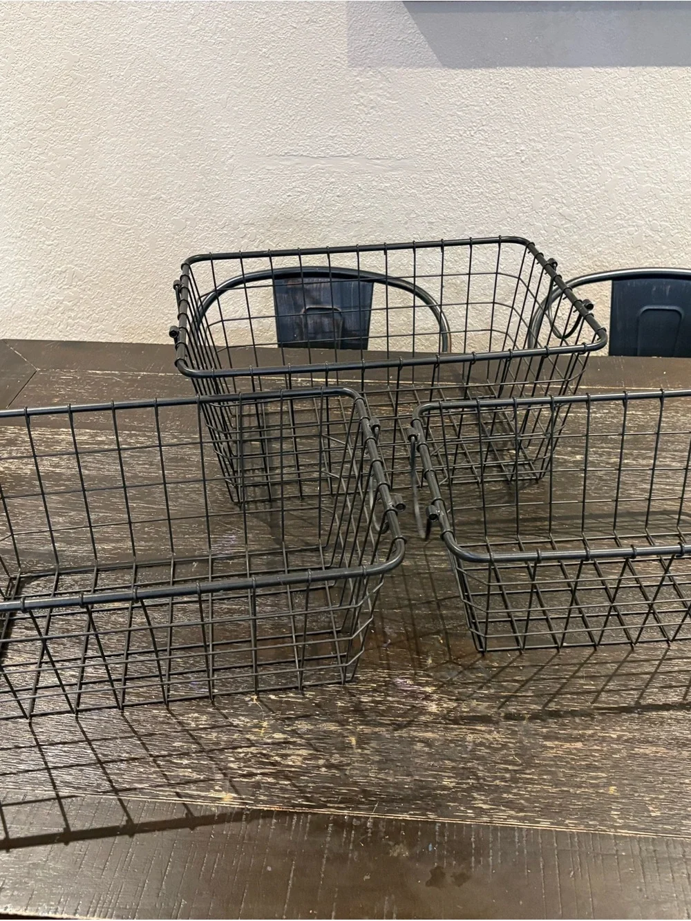 Set of wire baskets with handles